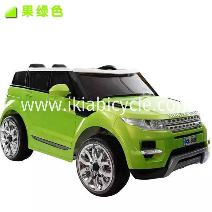 Green Color Shahararren Yaro a kan Mota